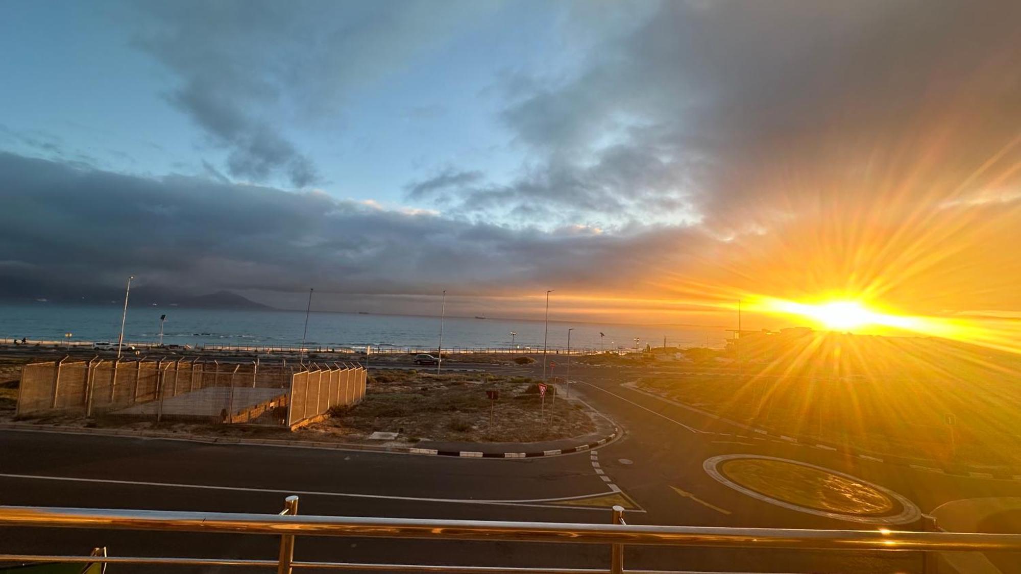 Oceansnest Guest House Bloubergstrand Buitenkant foto
